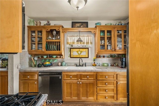 Detail Gallery Image 6 of 36 For 4545 Sunnyside Dr, Riverside,  CA 92506 - 2 Beds | 2 Baths