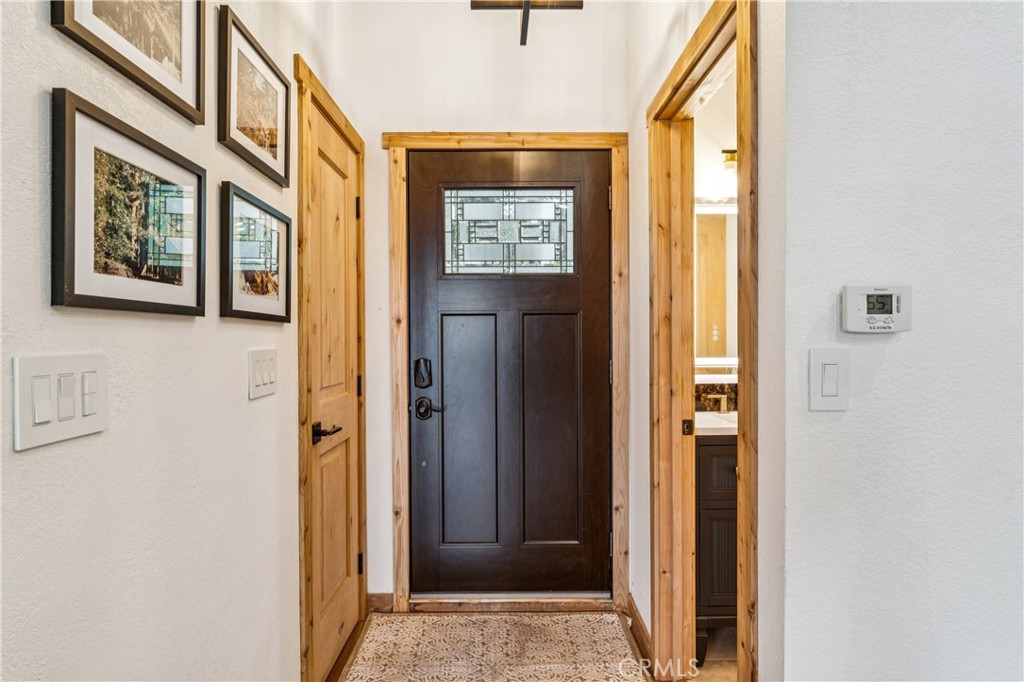 https://media.crmls.org/medias/d44baa20-56b5-4fdc-af37-f0acffff9196.jpg?preset=X-Large
