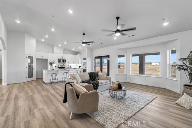 Detail Gallery Image 8 of 38 For 21035 Forest Glen, Madera,  CA 93638 - 4 Beds | 3 Baths