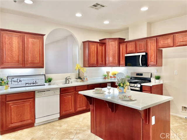 Detail Gallery Image 9 of 50 For 13953 Tawney Ridge Ln, Victorville,  CA 92394 - 4 Beds | 2 Baths