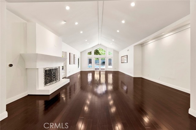 18930 Wells Drive, Tarzana CA: https://media.crmls.org/medias/d45452af-eab7-43f5-8791-3eecc4ac3d48.jpg