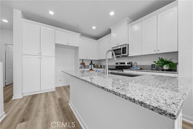 Detail Gallery Image 5 of 28 For 9423 N Sepulveda Blvd. #2,  North Hills,  CA 91343 - 3 Beds | 3 Baths