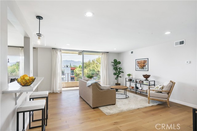 Detail Gallery Image 12 of 28 For 10707 Camarillo St #317,  Toluca Lake,  CA 91602 - 3 Beds | 2 Baths