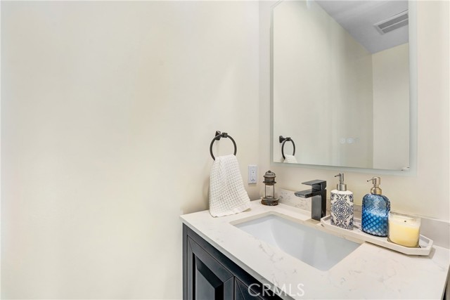 Detail Gallery Image 13 of 34 For 19920 Holly Dr, Saugus,  CA 91350 - 3 Beds | 2/1 Baths