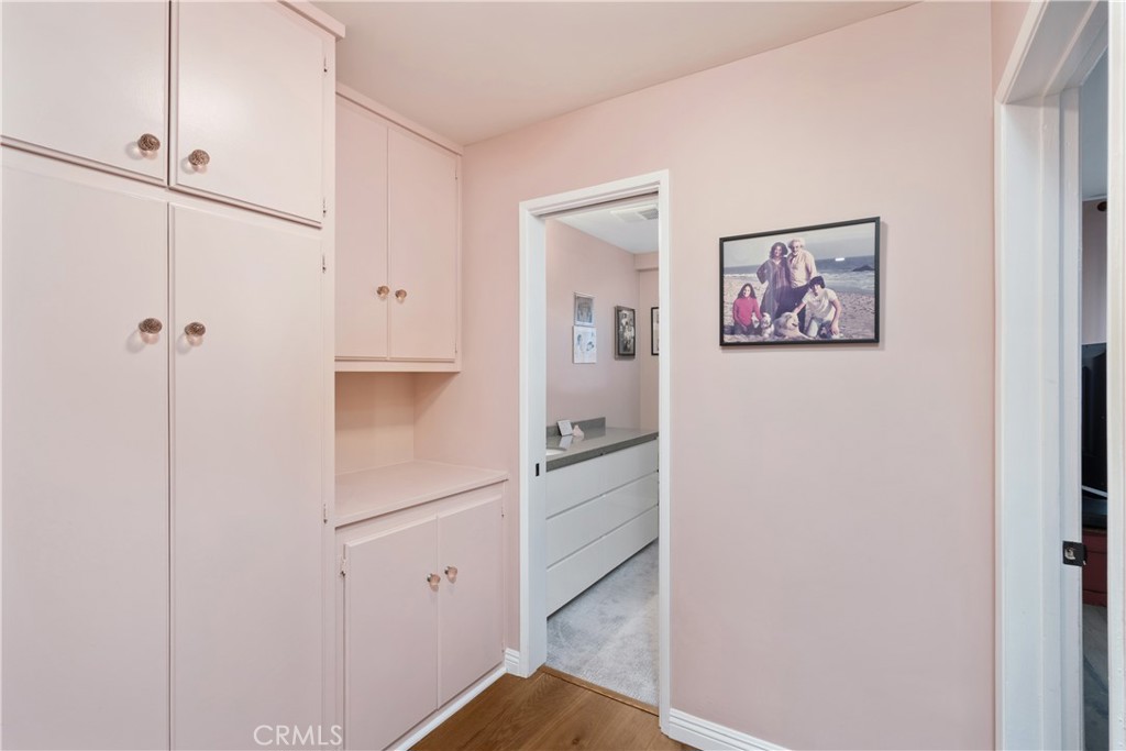 https://media.crmls.org/medias/d45af8df-bacd-49d8-a8dd-d637694a40a1.jpg?preset=X-Large