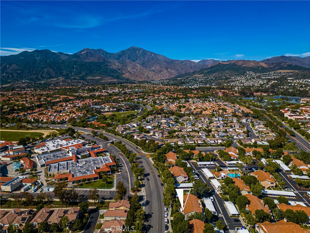 https://media.crmls.org/medias/d45c6887-3f5f-43fd-bb9a-412d3215e600.jpg?preset=X-Large