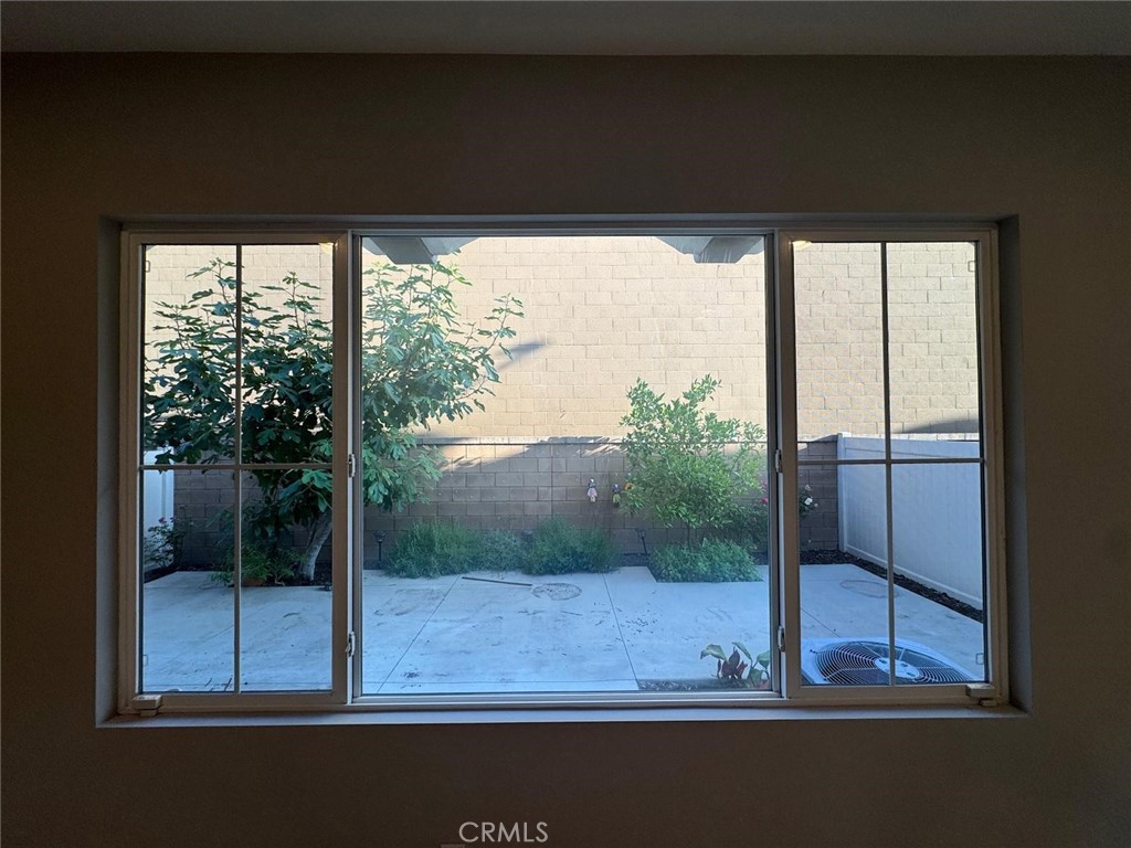 https://media.crmls.org/medias/d45d7afa-9aa2-44aa-839b-60beb4823d72.jpg?preset=X-Large