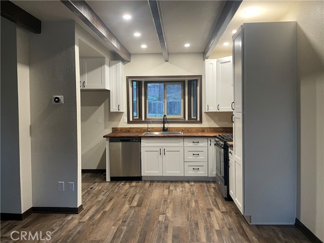Detail Gallery Image 4 of 23 For 23878 Lakeview Dr, Crestline,  CA 92325 - 3 Beds | 2 Baths