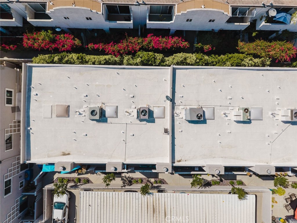 https://media.crmls.org/medias/d46552a4-4abe-4a6a-aeaf-9f5ae6d1e4a7.jpg?preset=X-Large