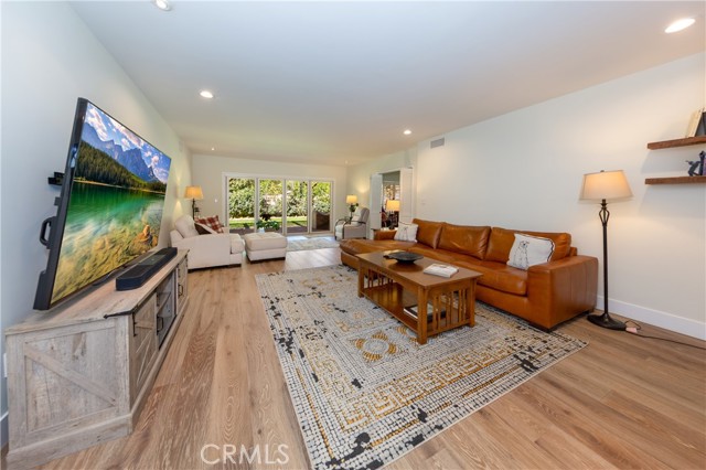 Detail Gallery Image 4 of 30 For 12441 Daryl Ave, Granada Hills,  CA 91344 - 3 Beds | 2/1 Baths