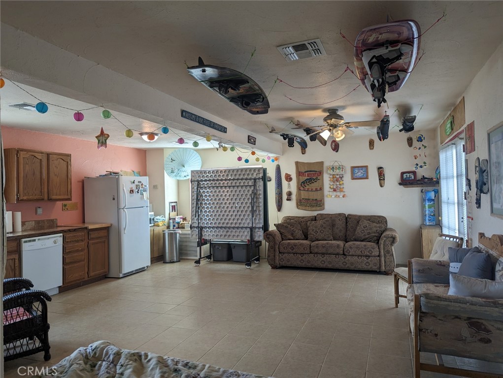 https://media.crmls.org/medias/d46dcd37-6237-4200-9e3d-6269fdd5db0d.jpg?preset=X-Large