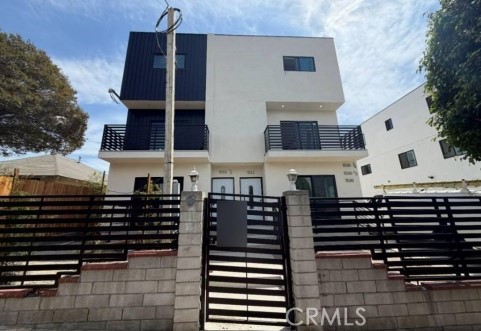 1532 Ricardo — architectural residence