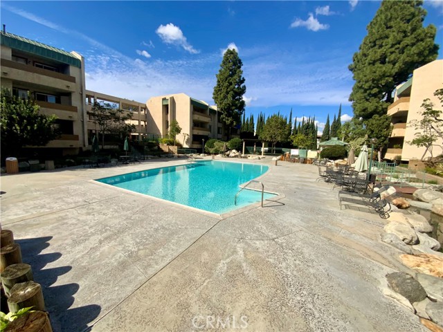 Detail Gallery Image 3 of 16 For 12141 Centralia St #111,  Lakewood,  CA 90715 - 1 Beds | 1 Baths