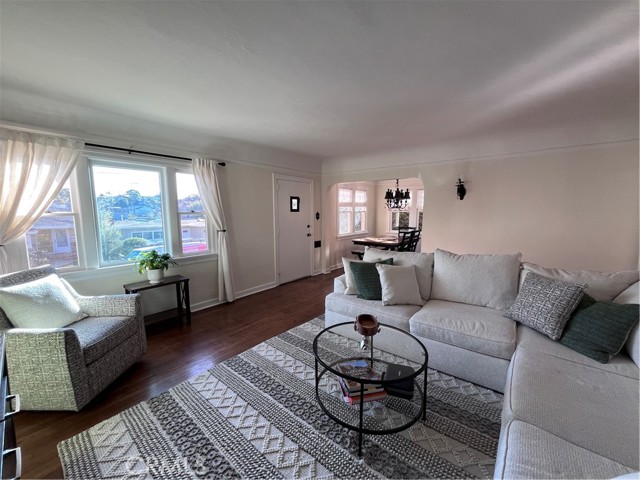 609 Hillcrest Street, El Segundo CA: https://media.crmls.org/medias/d4756de2-7f99-46cb-b039-e0b18b82001e.jpg