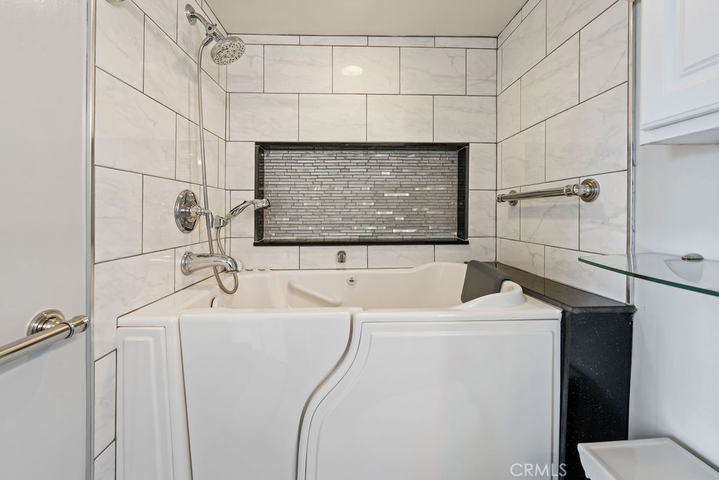 https://media.crmls.org/medias/d4759738-dcad-4084-b92d-ab5d787000e1.jpg?preset=X-Large