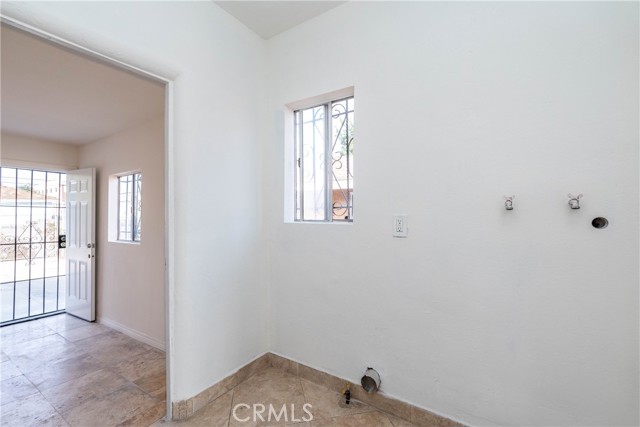 Detail Gallery Image 8 of 12 For 9523 Defiance Ave, Los Angeles,  CA 90002 - 2 Beds | 1 Baths