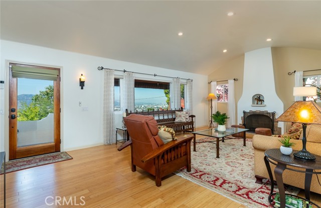 Detail Gallery Image 5 of 58 For 1404 Corona Dr, Glendale,  CA 91205 - 4 Beds | 2/1 Baths