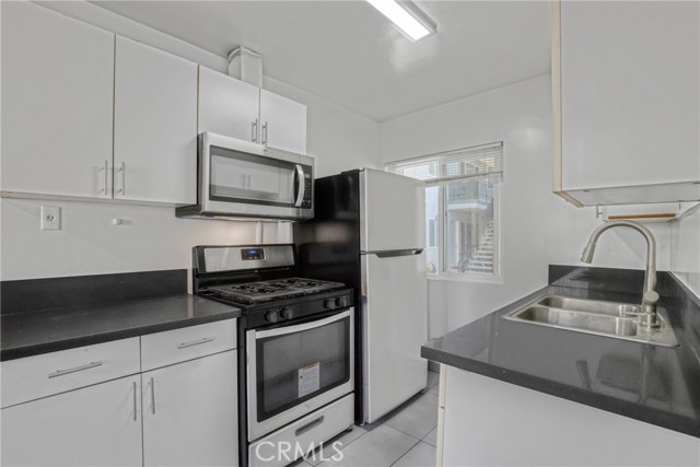 Detail Gallery Image 8 of 17 For 6643 De Longpre #5,  Los Angeles,  CA 90028 - 2 Beds | 2 Baths