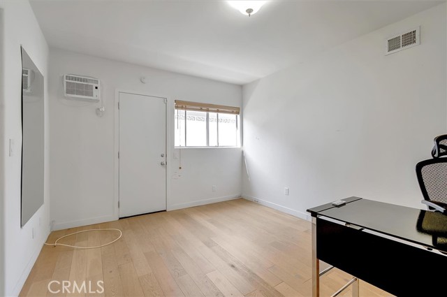 Detail Gallery Image 25 of 66 For 24216 Calvert St, Woodland Hills,  CA 91367 - 5 Beds | 3/1 Baths