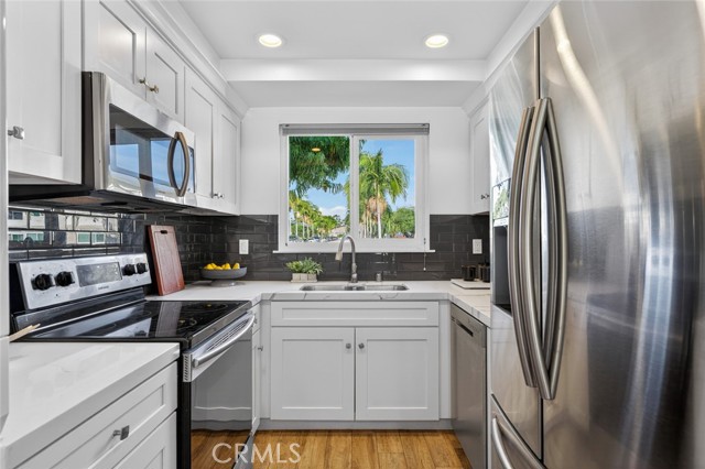 Detail Gallery Image 12 of 33 For 1074 Buckingham, Newport Beach,  CA 92660 - 2 Beds | 2/1 Baths