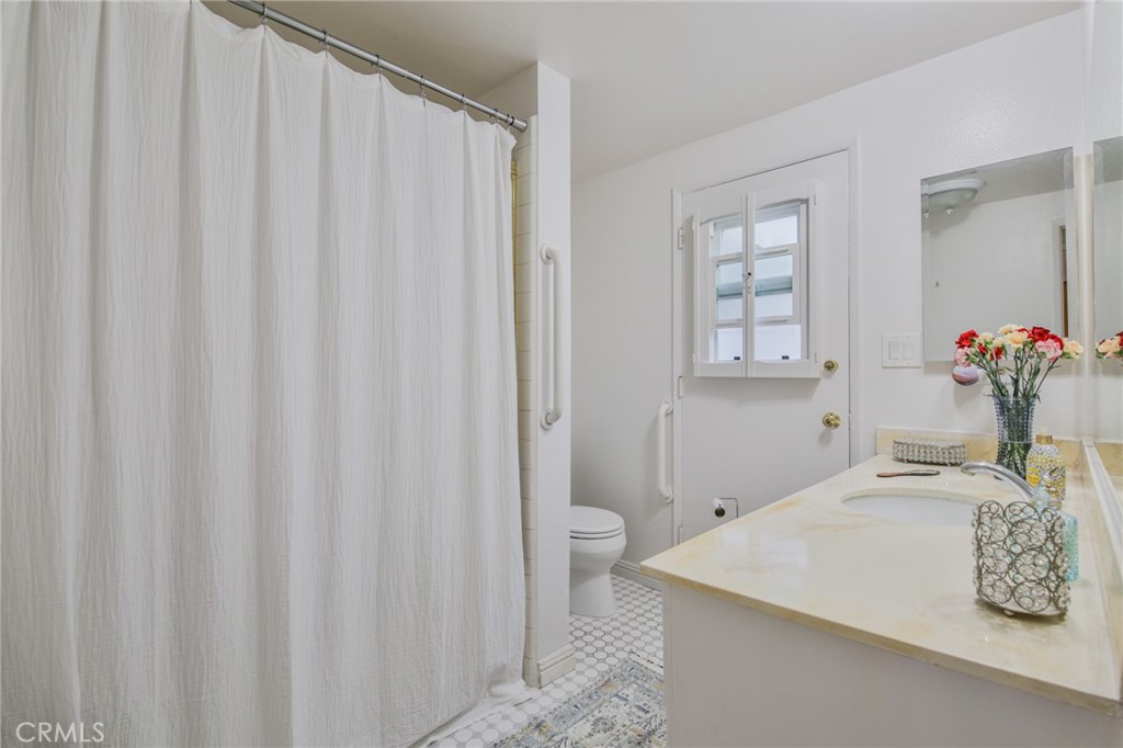 https://media.crmls.org/medias/d48242e3-82ee-455e-b58c-a6e96f02ebc7.jpg?preset=X-Large