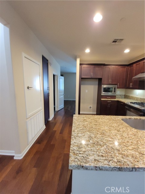 Detail Gallery Image 8 of 26 For 1568 W Artesia Square #E,  Gardena,  CA 90248 - 2 Beds | 2/1 Baths