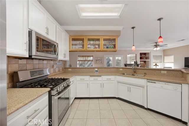 5510 Edge Water Court, Bakersfield CA: https://media.crmls.org/medias/d48a6459-43ac-47bc-819f-cca85bf94b75.jpg