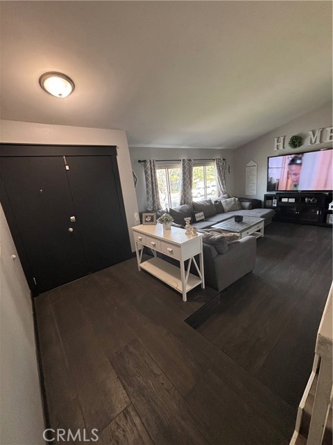 Detail Gallery Image 3 of 31 For 1408 via Del Rio, Corona,  CA 92882 - 3 Beds | 1/1 Baths