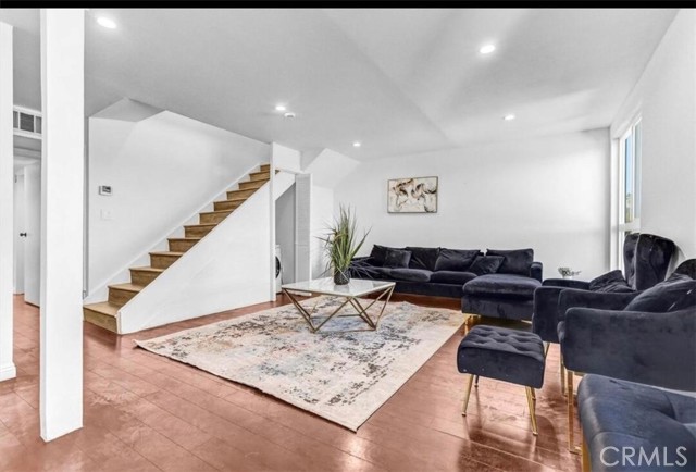 Detail Gallery Image 4 of 20 For 6155 Reseda Blvd #4,  Tarzana,  CA 91335 - 3 Beds | 2 Baths