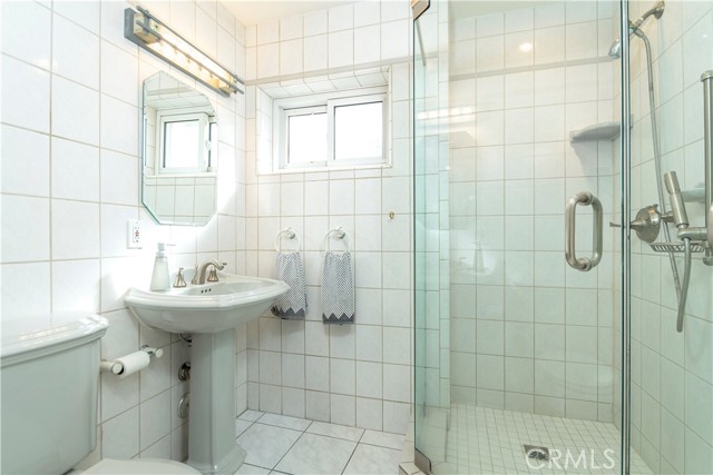 Detail Gallery Image 14 of 50 For 251 N Whitnall, Burbank,  CA 91505 - 4 Beds | 3 Baths