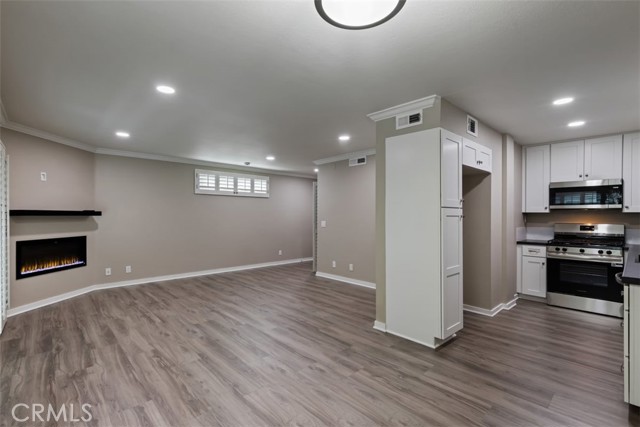 Detail Gallery Image 4 of 19 For 4744 Ben Ave #11,  Valley Village,  CA 91607 - 2 Beds | 2/1 Baths