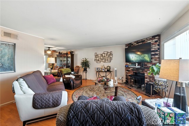 11702 Lakewood Boulevard, Downey CA: https://media.crmls.org/medias/d4910b42-824c-488d-a537-19c33f055ac8.jpg