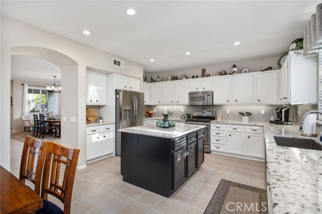 6347 Lyndsey Street, Eastvale CA: https://media.crmls.org/medias/d4955477-8072-4575-8e58-860fd0ab5751.jpg