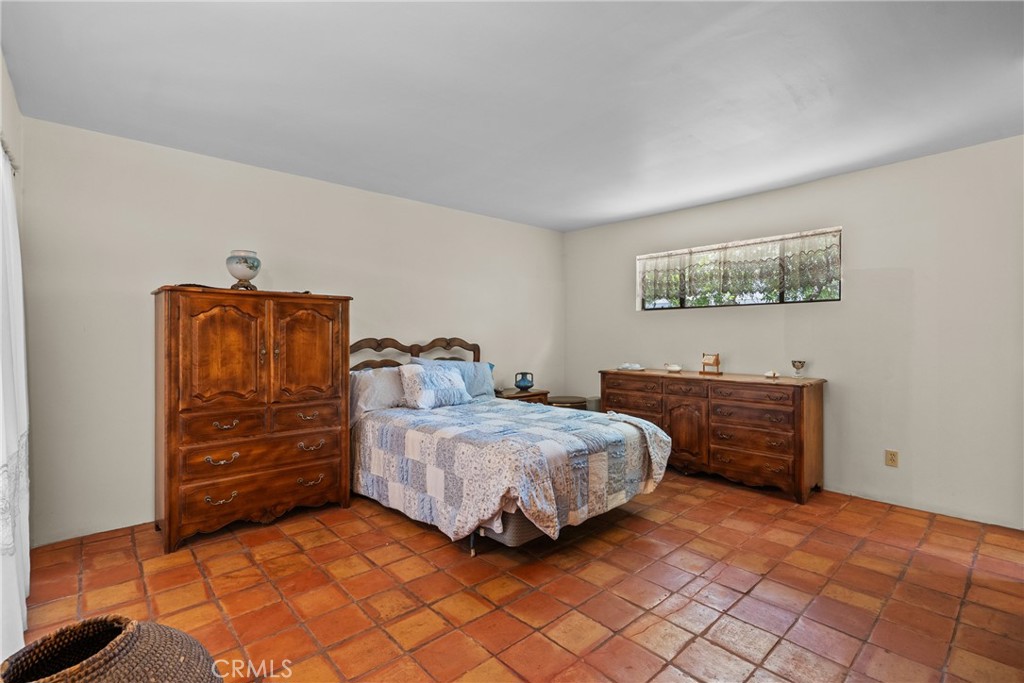 https://media.crmls.org/medias/d4965391-6ca9-4f48-baa9-de0364900277.jpg?preset=X-Large