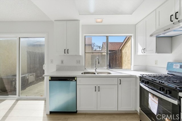 Detail Gallery Image 14 of 44 For 455 Shadyglen Ln, San Dimas,  CA 91773 - 3 Beds | 2/1 Baths