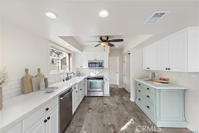 Detail Gallery Image 11 of 27 For 34 Mann St, Irvine,  CA 92612 - 4 Beds | 2 Baths