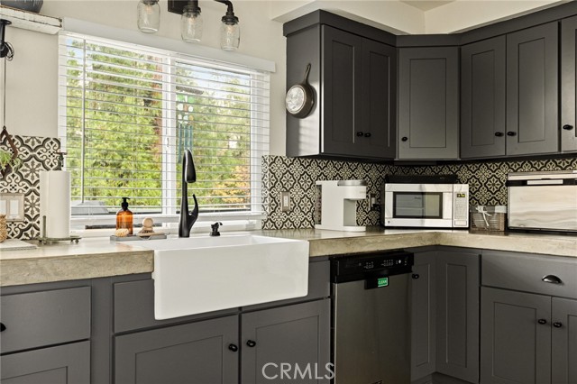 24379 San Moritz, Crestline, CA 92325