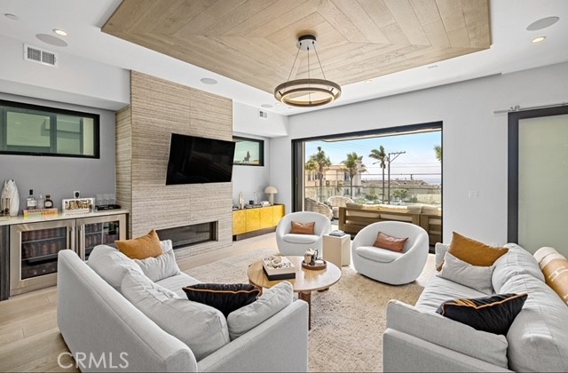 Detail Gallery Image 3 of 7 For 1610 Loma Dr, Hermosa Beach,  CA 90254 - 4 Beds | 4 Baths