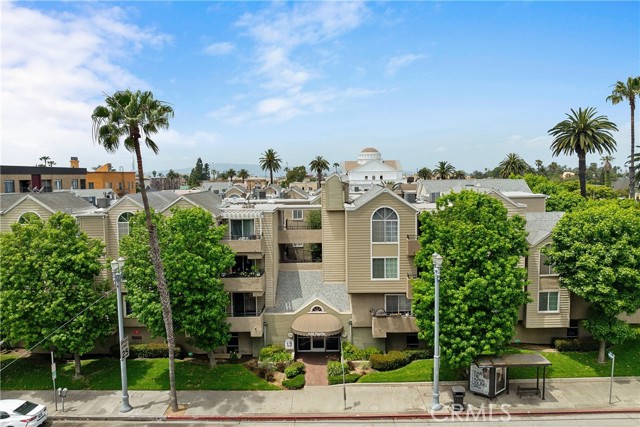 645 Pacific Avenue, Long Beach CA: https://media.crmls.org/medias/d4a21e0d-ab90-410a-9171-e678beb50b65.jpg
