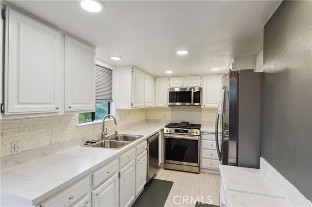 Detail Gallery Image 1 of 14 For 8710 Independence Ave #301,  Canoga Park,  CA 91304 - 2 Beds | 2 Baths