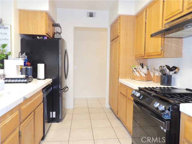 Detail Gallery Image 10 of 26 For 4012 Larkspur Ave, Rialto,  CA 92377 - 4 Beds | 2 Baths