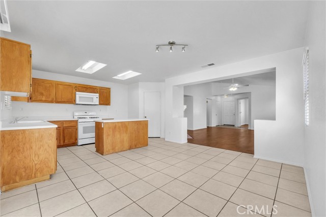 Detail Gallery Image 8 of 18 For 11719 Fern Pine, Victorville,  CA 92392 - 4 Beds | 2 Baths