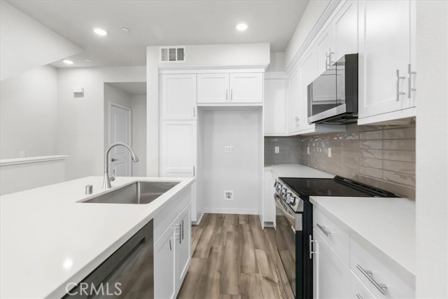 Detail Gallery Image 8 of 10 For 4005 Valley Oak Ln #E,  El Monte,  CA 91733 - 3 Beds | 3 Baths