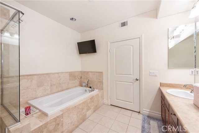 Detail Gallery Image 9 of 19 For 15206 Burbank Bld #209,  Sherman Oaks,  CA 91411 - 2 Beds | 2/1 Baths