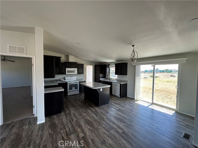 Detail Gallery Image 9 of 64 For 21125 River Rd, Perris,  CA 92570 - 4 Beds | 2 Baths