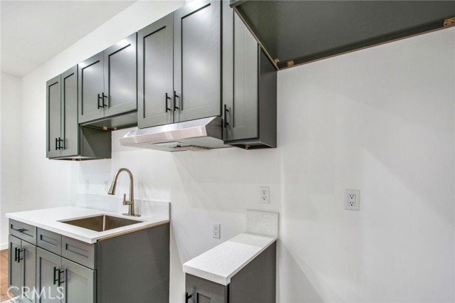 Detail Gallery Image 5 of 13 For 5512 Long Beach #B,  Long Beach,  CA 90805 - 2 Beds | 1 Baths