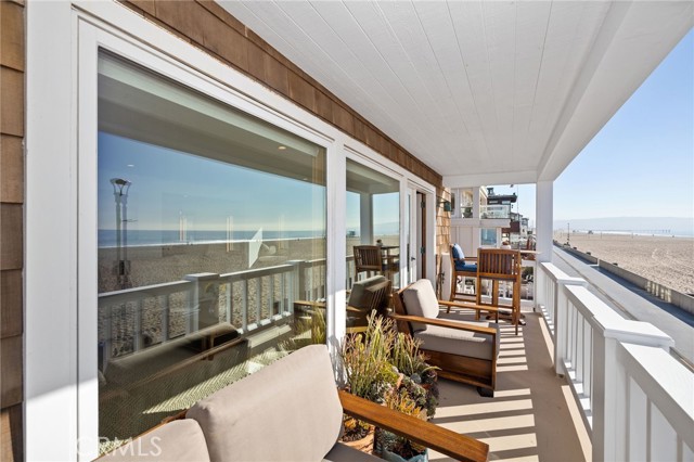 Detail Gallery Image 8 of 51 For 3205 the Strand, Hermosa Beach,  CA 90254 - 4 Beds | 3/1 Baths