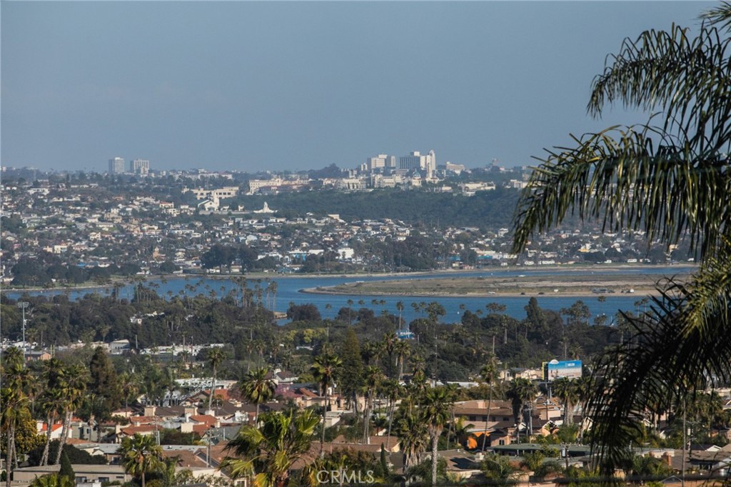 https://media.crmls.org/medias/d4ad42cb-fbee-495d-acd5-19da07f11463.jpg?preset=X-Large