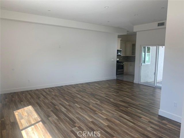 Detail Gallery Image 3 of 17 For 16507 San Fernando Mission Bld, Granada Hills,  CA 91344 - 2 Beds | 2/1 Baths
