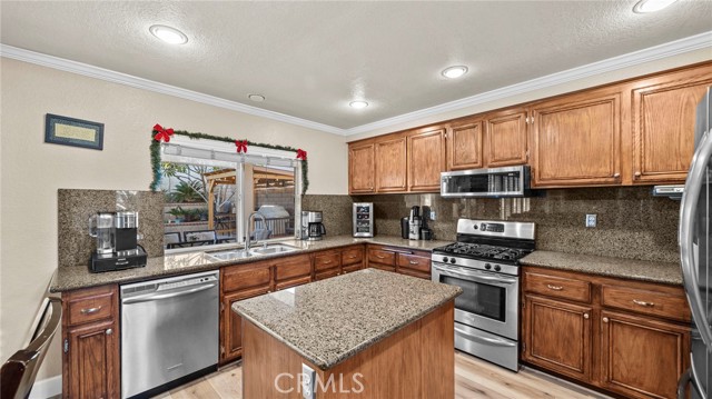 Detail Gallery Image 8 of 46 For 1078 Salem Dr, Corona,  CA 92881 - 4 Beds | 3 Baths